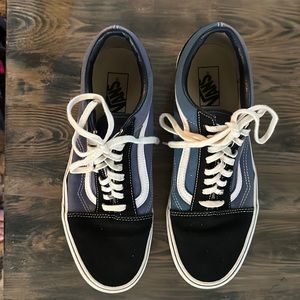 Vans Old Skool Sneakers in Navy.